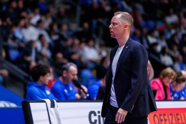 easycredit BBL coach Christian Held Rasta Vechta annoyed on the sideline Game of the easycredit BBL Frankfurt Skyliners Rasta Vechta on matchday 4 of the 25 26 season in the Süwag Energie ARENA on 13 10 2025 Copyright: xBEAUTIFULxSPORTS Hahnex