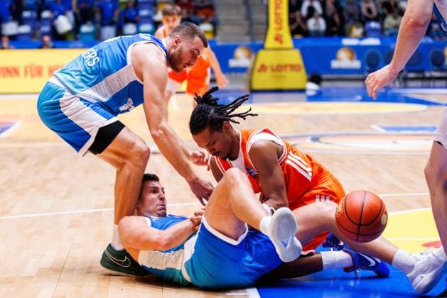 easycredit BBL Ryan Hawkins Frankfurt Skyliners, 33 tries to secure the steal against Alonzo Verge Jr Rasta Vechta, 11 who throws himself at him Fight for the ball Game of easycredit BBL Frankfurt Skyliners Rasta Vechta on Matchday 4 of Season 25 26 at Süwag Energie ARENA on 13 10 2025 Copyright: xBEAUTIFULxSPORTS Hahnex