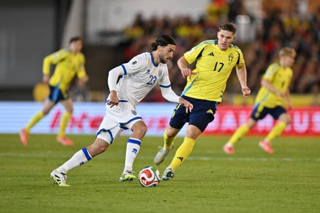 GOTHENBURG, SWEDEN 20251013 Kosovos Leon Avdullahu and Swedens Viktor Gyökeres during the World Cup qualifying match, Group B, between Sweden and Kosovo at Ullevi, Gothenburg, Sweden, October 13, 2025 GÖTEBORG SWEDEN x9200x  Copyright: xBjörnxLarssonxRosvall TTx WORLD CUP QUALIFYING SWEDEN-KOSOVO