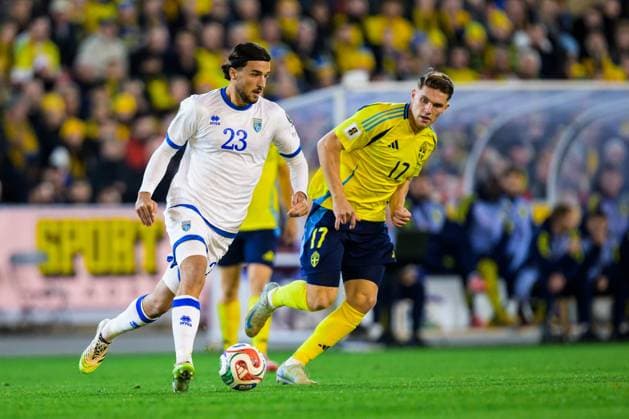 251013 Leon Avdullahu of Kosovo and Viktor Gyökeres of Sweden during the FIFA World Cup Qualifier football match between Sweden and Kosovo on October 13, 2025 in Gothenburg Photo Daniel Stiller BILDBYRAN kod DS JM0741 bbeng fotboll football soccer fotball vm kval kval fifa world cup qualifier qualifier qualification sverige sweden sverige a kosovo  Copyright: DANIELxSTILLER BB251013DS018