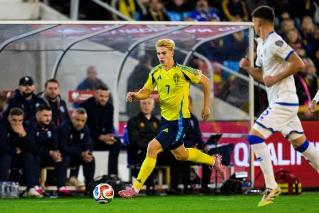 251013 Lucas Bergvall of Sweden during the FIFA World Cup Qualifier football match between Sweden and Kosovo on October 13, 2025 in Gothenburg Photo Daniel Stiller BILDBYRAN kod DS JM0741 bbeng fotboll football soccer fotball vm kval kval fifa world cup qualifier qualifier qualification sverige sweden sverige a kosovo  Copyright: DANIELxSTILLER BB251013DS019