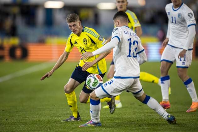 251013 Alexander Bernhardsson of Sweden and Dion Gallapeni of Kosovo during the FIFA World Cup Qualifier football match between Sweden and Kosovo on October 13, 2025 in Gothenburg Photo Michael Erichsen BILDBYRAN COP 89 JM0741 bbeng, fotboll, football, soccer, fotball, vm kval, kval, fifa w  Copyright: MICHAELxERICHSEN BB251013MI025