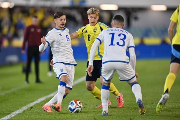 GOTHENBURG, SWEDEN 20251013 Kosovo s Florent Muslija and Sweden s Daniel Svensson during the World Cup qualifying match in Group B between Sweden and Kosovo at Ullevi, Gothenburg, Sweden, October 13, 2025 GÖTEBORG SWEDEN x9200x  Copyright: xBjörnxLarssonxRosvall TTx WORLD CUP QUALIFYING SWEDEN-KOSOVO