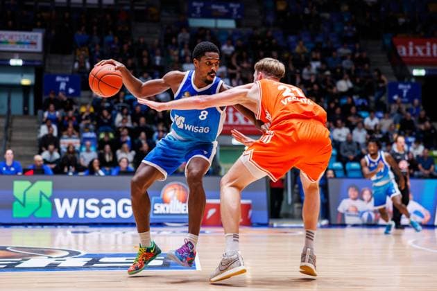 easycredit BBL duel between William Christmas Frankfurt Skyliners, 8 and Lars Thiemann Rasta Vechta, 21 Game of the easycredit BBL Frankfurt Skyliners Rasta Vechta on Matchday 4 of the 25 26 season at the Süwag Energie ARENA on 13 10 2025 Copyright: xBEAUTIFULxSPORTS Hahnex