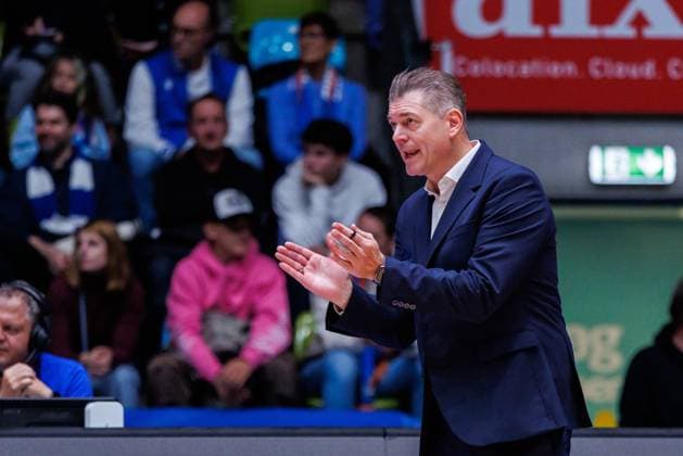 easycredit BBL coach Klaus Perwas Frankfurt Skyliners on the sideline with uplifting applause Game of the easycredit BBL Frankfurt Skyliners Rasta Vechta on matchday 4 of the 25 26 season in the Süwag Energie ARENA on 13 10 2025 Copyright: xBEAUTIFULxSPORTS Hahnex