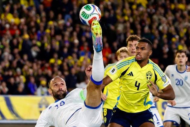 Kosovo s Vedat Muriqi and Sweden s Isak Hien during Monday s World Cup qualifying match in Group B between Sweden and Kosovo at Ullevi, October 13, 2025 in Gothenburg, Sweden GÖTEBORG SWEDEN x9200x  Copyright: xAdamxIhse TTx WORLD CUP QUALIFYER SWEDEN-KOSOVO