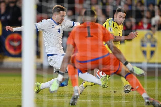 GOTHENBURG, SWEDEN 20251013 Kosovos Ilir Krasniqi and goalkeeper Arijanet Muric against Swedens Gabriel Gudmundsson during Mondays World Cup Group B qualifying match between Sweden and Kosovo at Ullevi, October 13, 2025 in Gothenburg, Sweden GOTHENBURG SWEDEN x9200x  Copyright: xBjörnxLarssonxRosvall TTx VM-KVAL SVERIGE-KOSOVO
