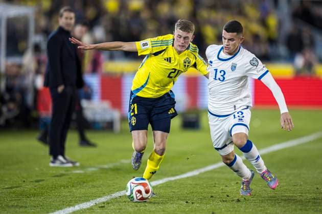 251013 Alexander Bernhardsson of Sweden and Dion Gallapeni of Kosovo during the FIFA World Cup Qualifier football match between Sweden and Kosovo on October 13, 2025 in Gothenburg Photo Michael Erichsen BILDBYRAN COP 89 JM0741 bbeng, fotboll, football, soccer, fotball, vm kval, kval, fifa w  Copyright: MICHAELxERICHSEN BB251013MI028