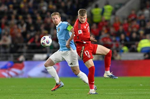 Wales v Belgium - FIFA World Cup, WM, Weltmeisterschaft, Fussball 2026 UEFA Qualifier CARDIFF, WALES - OCTOBER 13 : De Bruyne Kevin forward of Belgium and James Jordan midfielder of Wales during the FIFA World Cup 2026 European Qualifier match between Wales and Belgium at the Cardiff City stadium on October 13, 2025 in Cardiff, Wales, 13 10 2025 Cardiff Wales  Copyright: xDhax