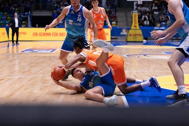 easycredit BBL Frankfurt Skyliners Rasta Vechta, 13 10 2025, Frankfurt Ryan Hawkins Frankfurt Skyliners, 33 tries to secure the steal against Alonzo Verge Jr Rasta Vechta, 11 who throws himself at him Fight for the ball Game of easycredit BBL Frankfurt Skyliners Rasta Vechta on Matchday 4 of Season 25 26 at Süwag Energie ARENA on 13 10 2025 Copyright: xBEAUTIFULxSPORTS Hahnex