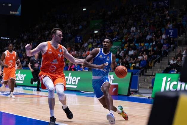 easycredit BBL Frankfurt Skyliners Rasta Vechta, 13 10 2025, Frankfurt William Christmas Frankfurt Skyliners, 8 with ball against Philipp Herkenhoff Rasta Vechta, 14 Game of the easycredit BBL Frankfurt Skyliners Rasta Vechta on Matchday 4 of the 25 26 season in the Süwag Energie ARENA on 13 10 2025 Copyright: xBEAUTIFULxSPORTS Hahnex
