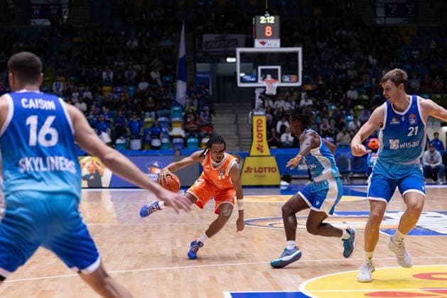 easycredit BBL Frankfurt Skyliners Rasta Vechta, 13 10 2025, Frankfurt Alonzo Verge Jr Rasta Vechta, 11 with ball against Isaiah Swope Frankfurt Skyliners, 1 match of the easycredit BBL Frankfurt Skyliners Rasta Vechta on matchday 4 of the 25 26 season at Süwag Energie ARENA on 13 10 2025 Copyright: xBEAUTIFULxSPORTS Hahnex
