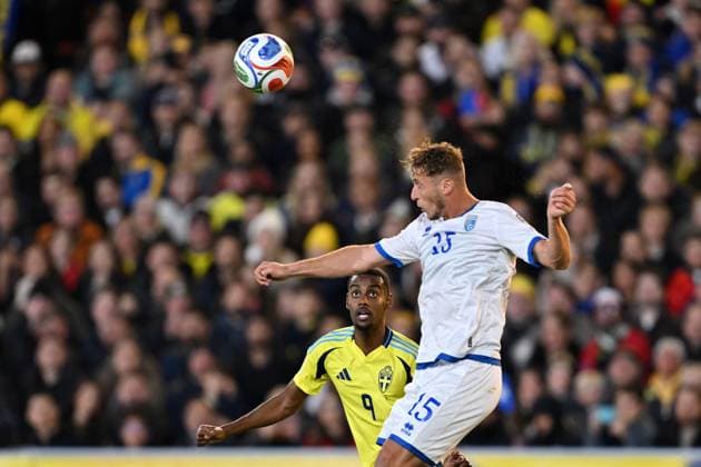 GOTHENBURG, SWEDEN 20251013 Swedens Alexander Isak and Kosovos MÃ rgim Vojvoda during the World Cup qualifying match in Group B between Sweden and Kosovo at Ullevi, Gothenburg, Sweden, October 13, 2025 GÖTEBORG SWEDEN x9200x  Copyright: xBjörnxLarssonxRosvall TTx WORLD CUP QUALIFYER SWEDEN-KOSOVO
