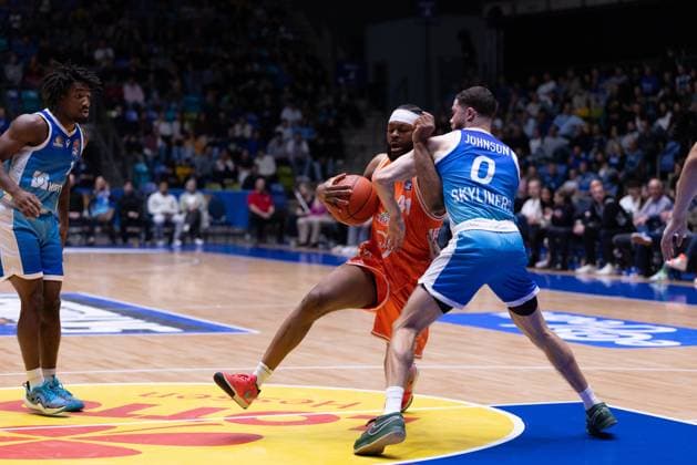 easycredit BBL Frankfurt Skyliners Rasta Vechta, 13 10 2025, Frankfurt Lloyd Pandi Rasta Vechta, 41 against Logan Johnson Frankfurt Skyliners, 0 on the way to the basket Game of the easycredit BBL Frankfurt Skyliners Rasta Vechta on Matchday 4 of the 25 26 season at the Süwag Energie ARENA on 13 10 2025 Copyright: xBEAUTIFULxSPORTS Hahnex