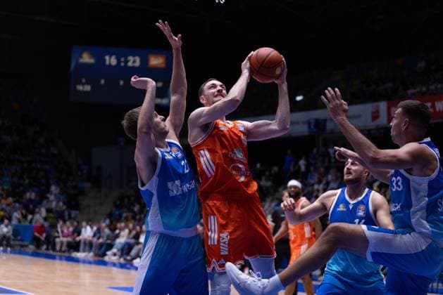 easycredit BBL Frankfurt Skyliners Rasta Vechta, 13 10 2025, Frankfurt Philipp Herkenhoff Rasta Vechta, 14 with ball against Lorenz Brenneke Frankfurt Skyliners, 21 Game of the easycredit BBL Frankfurt Skyliners Rasta Vechta on Matchday 4 of the 25 26 season in the Süwag Energie ARENA on 13 10 2025 Copyright: xBEAUTIFULxSPORTS Hahnex