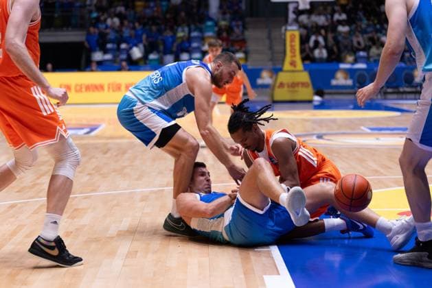easycredit BBL Frankfurt Skyliners Rasta Vechta, 13 10 2025, Frankfurt Ryan Hawkins Frankfurt Skyliners, 33 tries to secure the steal against Alonzo Verge Jr Rasta Vechta, 11 who throws himself at him Fight for the ball Game of easycredit BBL Frankfurt Skyliners Rasta Vechta on Matchday 4 of Season 25 26 at Süwag Energie ARENA on 13 10 2025 Copyright: xBEAUTIFULxSPORTS Hahnex