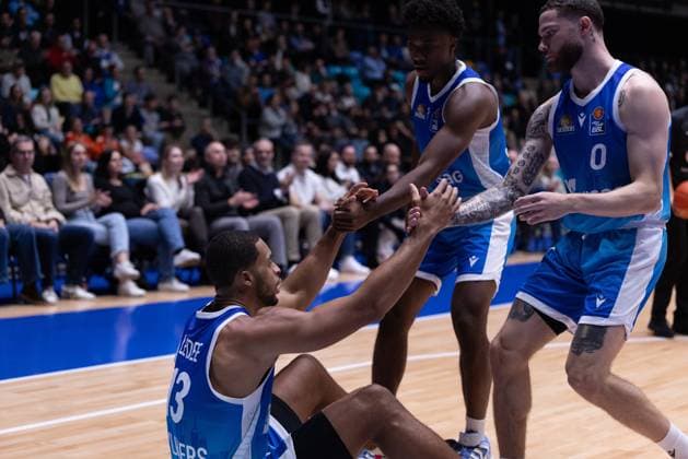 easycredit BBL Frankfurt Skyliners Rasta Vechta, 13 10 2025, Frankfurt Nahiem Alleyne Frankfurt Skyliners, 4 and Logan Johnson Frankfurt Skyliners, 0 help Jaedon LeDee Frankfurt Skyliners, 13 from the floor on game of easycredit BBL Frankfurt Skyliners Rasta Vechta on matchday 4 of the 25 26 season at Süwag Energie ARENA on 13 10 2025 Copyright: xBEAUTIFULxSPORTS Hahnex