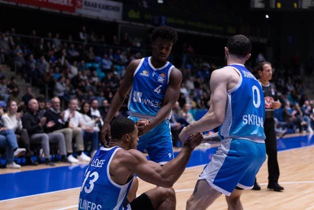 easycredit BBL Frankfurt Skyliners Rasta Vechta, 13 10 2025, Frankfurt Nahiem Alleyne Frankfurt Skyliners, 4 and Logan Johnson Frankfurt Skyliners, 0 help Jaedon LeDee Frankfurt Skyliners, 13 from the floor on game of easycredit BBL Frankfurt Skyliners Rasta Vechta on matchday 4 of the 25 26 season at Süwag Energie ARENA on 13 10 2025 Copyright: xBEAUTIFULxSPORTS Hahnex