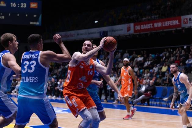 easycredit BBL Frankfurt Skyliners Rasta Vechta, 13 10 2025, Frankfurt Philipp Herkenhoff Rasta Vechta, 14 with ball against Ryan Hawkins Frankfurt Skyliners, 33 Game of the easycredit BBL Frankfurt Skyliners Rasta Vechta on Matchday 4 of the 25 26 season in the Süwag Energie ARENA on 13 10 2025 Copyright: xBEAUTIFULxSPORTS Hahnex