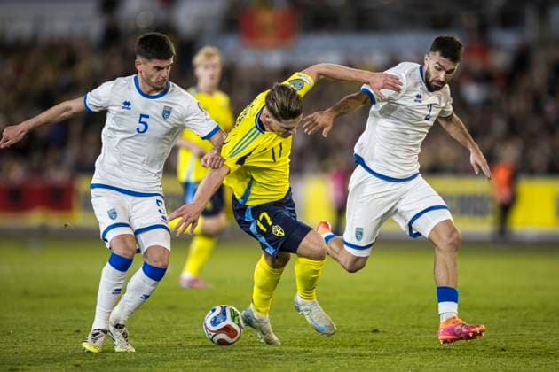 251013 Viktor Gyökeres of Sweden, Albian Hajdari and Kreshnik Hajrizi of Kosovo during the FIFA World Cup Qualifier football match between Sweden and Kosovo on October 13, 2025 in Gothenburg Photo Michael Erichsen BILDBYRAN COP 89 JM0741 bbeng fotboll football soccer fotball vm kval kval fifa world cup qualifier qualifier qualification sverige sweden sverige a kosovobbauto sverige sweden  Copyright: MICHAELxERICHSEN BB251013MI034