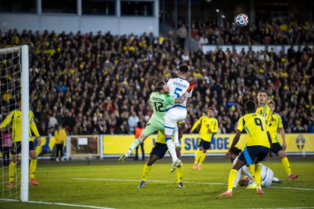 251013 Goalkeeper Viktor Johansson of Sweden and Albian Hajdari of Kosovo during the FIFA World Cup Qualifier football match between Sweden and Kosovo on October 13, 2025 in Gothenburg Photo Joel Marklund BILDBYRAN kod JM JM0741 bbeng fotboll football soccer fotball vm kval kval fifa world cup qualifier qualifier qualification sverige sweden sverige a kosovobbauto  Copyright: JOELxMARKLUND BB251013JM044