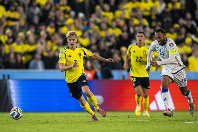 251013 Lucas Bergvall of Sweden and Vedat Muriqi of Kosovo during the FIFA World Cup Qualifier football match between Sweden and Kosovo on October 13, 2025 in Gothenburg Photo Daniel Stiller BILDBYRAN kod DS JM0741 bbeng fotboll football soccer fotball vm kval kval fifa world cup qualifier qualifier qualification sverige sweden sverige a kosovo  Copyright: DANIELxSTILLER BB251013DS040