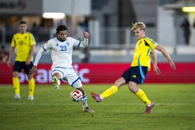 251013 Leon Avdullahu of Kosovo and Lucas Bergvall of Sweden during the FIFA World Cup Qualifier football match between Sweden and Kosovo on October 13, 2025 in Gothenburg Photo Joel Marklund BILDBYRAN kod JM JM0741 bbeng, fotboll, football, soccer, fotball, vm kval, kval, fifa w  Copyright: JOELxMARKLUND BB251013JM045