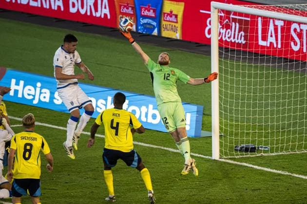 251013 Goalkeeper Viktor Johansson of Sweden during the FIFA World Cup Qualifier football match between Sweden and Kosovo on October 13, 2025 in Gothenburg Photo Mathias Bergeld BILDBYRAN kod MB JM0741 bbeng fotboll football soccer fotball vm kval kval fifa world cup qualifier qualifier qualification sverige sweden sverige a kosovo  Copyright: MATHIASxBERGELD BB251013MB025