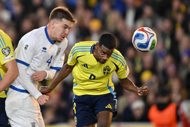 GOTHENBURG, SWEDEN 20251013 Swedens Alexander Isak wins a header over Kosovos Ilir Krasniqi during Mondays World Cup Group B qualifying match between Sweden and Kosovo at Ullevi, October 13, 2025 in Gothenburg, Sweden GOTHENBURG SWEDEN x9200x  Copyright: xBjörnxLarssonxRosvall TTx VM-KVAL SVERIGE-KOSOVO