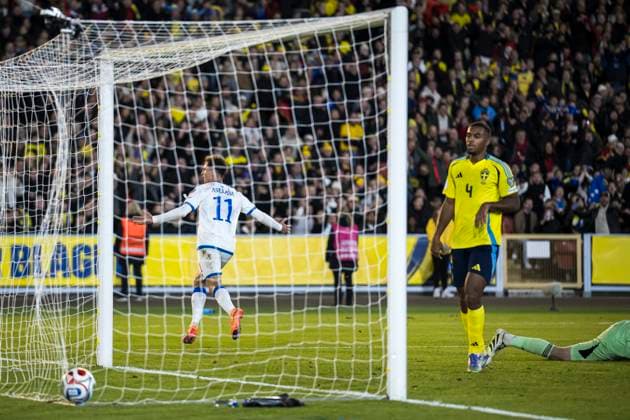 251013 Fisnik Asllani of Kosovo celebrate the 0 1 goal while Isak Hien of Sweden looks dejected during the FIFA World Cup Qualifier football match between Sweden and Kosovo on October 13, 2025 in Gothenburg Photo Joel Marklund BILDBYRAN kod JM JM0741 bbeng fotboll football soccer fotball vm kval kval fifa world cup qualifier qualifier qualification sverige sweden sverige a kosovobbauto jubel depp  Copyright: JOELxMARKLUND BB251013JM052