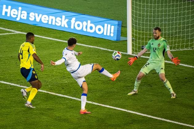 251013 Fisnik Asllani of Kosovo scores the 0 1 goal behind Isak Hien and goalkeeper Viktor Johansson of Sweden during the FIFA World Cup Qualifier football match between Sweden and Kosovo on October 13, 2025 in Gothenburg Photo Mathias Bergeld BILDBYRAN kod MB JM0741 bbeng fotboll football soccer fotball vm kval kval fifa world cup qualifier qualifier qualification sverige sweden sverige a kosovo  Copyright: MATHIASxBERGELD BB251013MB028