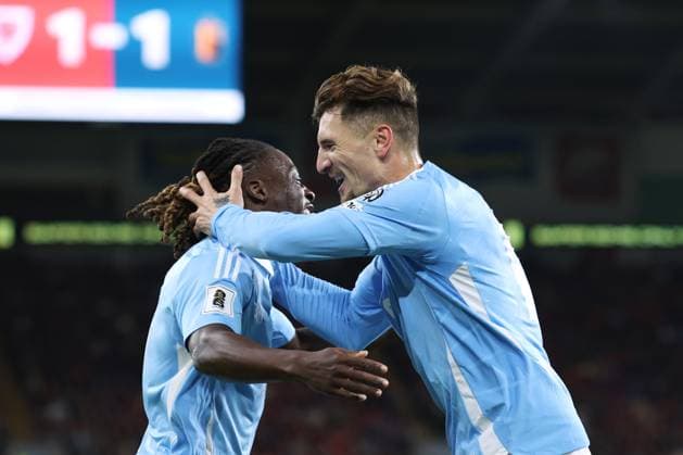 Wales gegen Belgien 13. Oktober 2025, Cardiff International Football 2026 World Cup Qualifiers, Gruppe J Wales gegen Belgien Thomas Meunier (Belgien, rechts) feiert mit Jeremy Doku (Belgien, links) nach seinem zweiten Tor Foto Charlotte Wilson Offside Cardiff UK  Copyright: xCharlottexWilsonx xOffsidexOffside