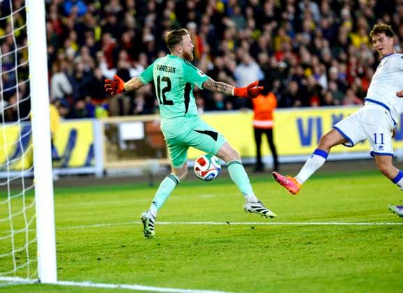 Kosovo s 11 Fisnik Asllani scores 0-1 on Sweden s goalkeeper Viktor Johansson during Monday s World Cup Group B qualifying match between Sweden and Kosovo at Ullevi on October 13, 2025 in Gothenburg, Sweden GÖTEBORG SWEDEN x9200x  Copyright: xAdamxIhse TTx WORLD CUP QUALIFYER SWEDEN-KOSOVO