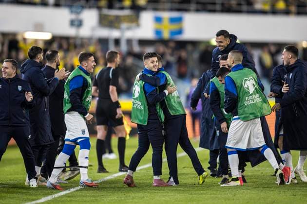 251013 Substitutes of Kosovo celebrate the 0 1 goal during the FIFA World Cup Qualifier football match between Sweden and Kosovo on October 13, 2025 in Gothenburg Photo Michael Erichsen BILDBYRAN COP 89 JM0741 bbeng fotboll football soccer fotball vm kval kval fifa world cup qualifier qualifier qualification sverige sweden sverige a kosovo jubel  Copyright: MICHAELxERICHSEN BB251013MI040