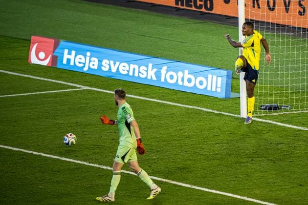 251013 Goalkeeper Viktor Johansson and Isak Hien of Sweden look dejected after the 0 1 goal during the FIFA World Cup Qualifier football match between Sweden and Kosovo on October 13, 2025 in Gothenburg Photo Mathias Bergeld BILDBYRAN kod MB JM0741 bbeng fotboll football soccer fotball vm kval kval fifa world cup qualifier qualifier qualification sverige sweden sverige a kosovo depp  Copyright: MATHIASxBERGELD BB251013MB030