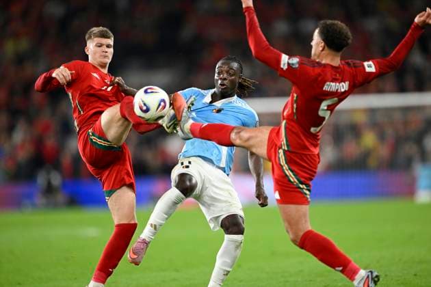 Wales v Belgium - FIFA World Cup, WM, Weltmeisterschaft, Fussball 2026 UEFA Qualifier CARDIFF, WALES - OCTOBER 13 : James Jordan midfielder of Wales and Doku Jeremy forward of Belgium during the FIFA World Cup 2026 European Qualifier match between Wales and Belgium at the Cardiff City stadium on October 13, 2025 in Cardiff, Wales, 13 10 2025 Cardiff Wales  Copyright: xNicoxVereeckenx