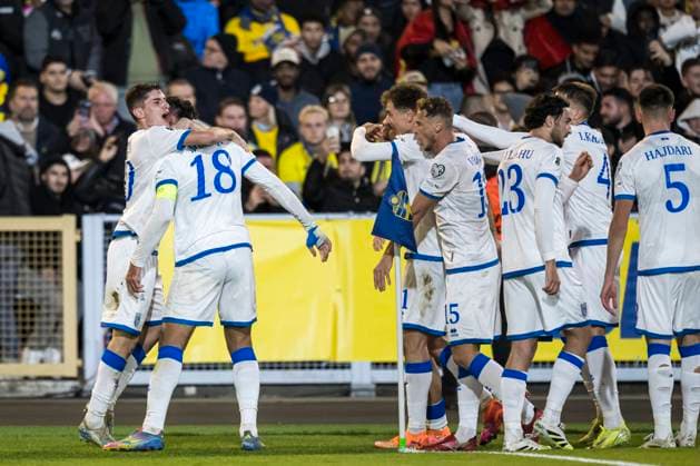 251013 Fisnik Asllani of Kosovo celebrate the 0 1 goal with teammates during the FIFA World Cup Qualifier football match between Sweden and Kosovo on October 13, 2025 in Gothenburg Photo Joel Marklund BILDBYRAN kod JM JM0741 bbeng fotboll football soccer fotball vm kval kval fifa world cup qualifier qualifier qualification sverige sweden sverige a kosovobbauto jubel  Copyright: JOELxMARKLUND BB251013JM061