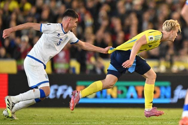 GOTHENBURG, SWEDEN 20251013 Kosovo s Albian Hajdari pulls the jersey of Sweden s Lucas Bergvall during the World Cup Group B qualifying match between Sweden and Kosovo at Ullevi, Gothenburg, Sweden, October 13, 2025 GÖTEBORG SWEDEN x9200x  Copyright: xBjörnxLarssonxRosvall TTx WORLD CUP QUALIFYER SWEDEN-KOSOVO