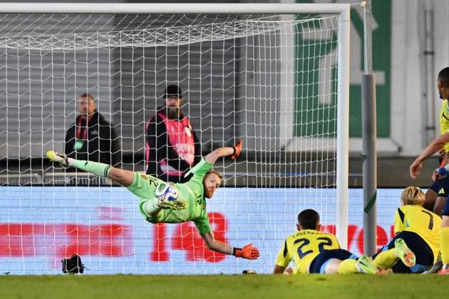 GOTHENBURG, SWEDEN 20251013 Sweden s goalkeeper Viktor Johansson makes a save during the World Cup qualifying match in Group B between Sweden and Kosovo at Ullevi, Gothenburg, Sweden, October 13, 2025 GÖTEBORG SWEDEN x9200x  Copyright: xBjörnxLarssonxRosvall TTx WORLD CUP QUALIFYER SWEDEN-KOSOVO