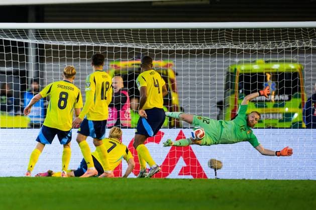 251013 Goalkeeper Viktor Johansson of Sweden with a save during the FIFA World Cup Qualifier football match between Sweden and Kosovo on October 13, 2025 in Gothenburg Photo Daniel Stiller BILDBYRAN kod DS JM0741 bbeng fotboll football soccer fotball vm kval kval fifa world cup qualifier qualifier qualification sverige sweden sverige a kosovo  Copyright: DANIELxSTILLER BB251013DS055