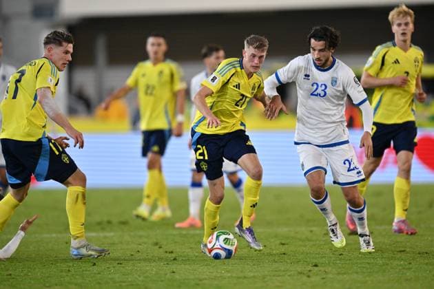 GOTHENBURG, SWEDEN 20251013 Swedens Alexander Bernhardsson and Kosovos Leon Avdullahu during Mondays World Cup Group B qualifying match between Sweden and Kosovo at Ullevi, October 13, 2025 in Gothenburg, Sweden GOTHENBURG SWEDEN x9200x  Copyright: xBjörnxLarssonxRosvall TTx VM-KVAL SVERIGE-KOSOVO