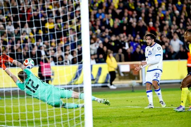 GOTHENBURG, SWEDEN 20251013 Swedens goalkeeper Viktor Johansson makes a save on a shot by Kosovos Leon Avdullahu during Mondays World Cup Group B qualifying match between Sweden and Kosovo at Ullevi, October 13, 2025 in Gothenburg, Sweden GOTHENBURG SWEDEN x9200x  Copyright: xAdamxIhse TTx VM-KVAL SVERIGE-KOSOVO