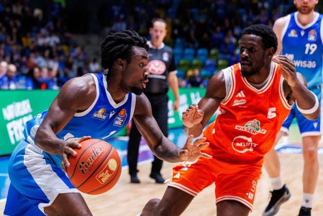 easycredit BBL Frankfurt Skyliners Rasta Vechta, 13 10 2025, Frankfurt Isaiah Swope Frankfurt Skyliners, 1 with ball against TJ Bamba Rasta Vechta, 5 Game of easycredit BBL Frankfurt Skyliners Rasta Vechta on Matchday 4 of Season 25 26 at Süwag Energie ARENA on 13 10 2025 Copyright: xBEAUTIFULxSPORTS Hahnex