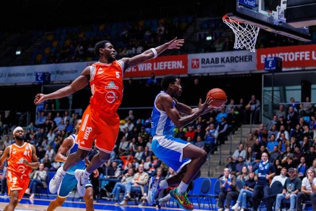 easycredit BBL Frankfurt Skyliners Rasta Vechta, 13 10 2025, Frankfurt William Christmas Frankfurt Skyliners, 8 with a basketball against TJ Bamba Rasta Vechta, 5 game of the easycredit BBL Frankfurt Skyliners Rasta Vechta on matchday 4 of the 25 26 season in the Süwag Energie ARENA on 13 10 2025 Copyright: xBEAUTIFULxSPORTS Hahnex