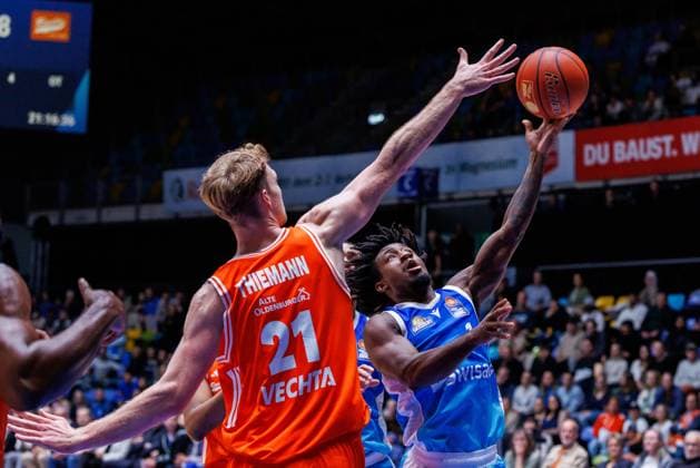 easycredit BBL Frankfurt Skyliners Rasta Vechta, 13 10 2025, Frankfurt Isaiah Swope Frankfurt Skyliners, 1 with a basket shot against Lars Thiemann Rasta Vechta, 21 Game of the easycredit BBL Frankfurt Skyliners Rasta Vechta on Matchday 4 of the 25 26 season at the Süwag Energie ARENA on 13 10 2025 Copyright: xBEAUTIFULxSPORTS Hahnex