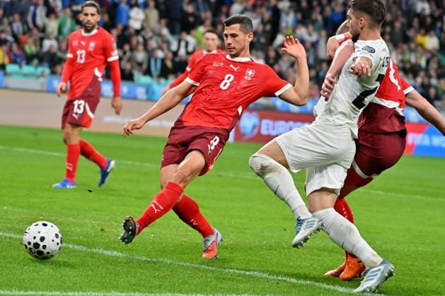 Ljubljana, Slovenia, October 13th 2025, Remo Freuler of Switzerland (C) in action against Adam Gnezda Cerin of Slovenia (2R) during the UEFA European Qualifiers for 2026 World Cup, Group B match between Slovenia and Switzerland at Stadium Stozice, Ljubljana, Slovenia. (Photo by Igor Kupljenik Sports Press Photo) Copyright: xIgorxKupljenikx xSPPx Sportspressphoto_SPR42173