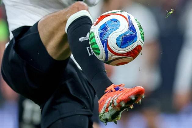 10.10.2025, Fußball, Länderspiel, Deutschland - Luxemburg, UEFA WM-Qualifikation, 2025 2026, Gruppe A, PreZero Arena in Sinsheim: Nahaufnahme Leon Goretzka (GER 08) spielt offizieller Spielball in der Luft DFB regulations prohibit any use of photographs as image sequences and or quasi-video. Baden-Württemberg Deutschland *** 10 10 2025, Football, International match, Germany Luxembourg, UEFA World Cup Qualification, 2025 2026, Group A, PreZero Arena in Sinsheim Close-up Leon Goretzka GER 08 plays official match ball in the air DFB regulations prohibit any use of photographs as image sequences and or quasi video Baden Württemberg Germany