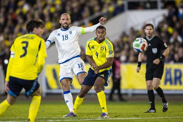 251013 Vedat Muriqi of Kosovo and Isak Hien of Sweden during the FIFA World Cup Qualifier football match between Sweden and Kosovo on October 13, 2025 in Gothenburg Photo Michael Erichsen BILDBYRAN COP 89 JM0741 bbeng, fotboll, football, soccer, fotball, vm kval, kval, fifa w  Copyright: MICHAELxERICHSEN BB251013MI051