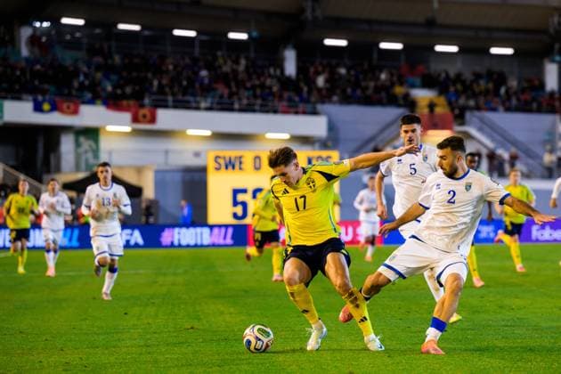 251013 Viktor Gyökeres of Sweden and Kreshnik Hajrizi of Kosovo during the FIFA World Cup Qualifier football match between Sweden and Kosovo on October 13, 2025 in Gothenburg Photo Daniel Stiller BILDBYRAN kod DS JM0741 bbeng fotboll football soccer fotball vm kval kval fifa world cup qualifier qualifier qualification sverige sweden sverige a kosovo  Copyright: DANIELxSTILLER BB251013DS063