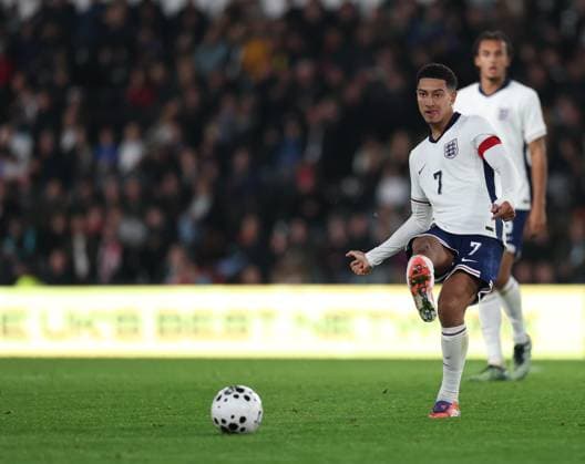 England Under 21 v Andorra U21, U 21 UEFA EURO, EM, Europameisterschaft,Fussball U21 2025 Qualifiers Jobe Bellingham of England Under 21 passes the ball during the UEFA Euro U21 2025 Qualifiers match at Pride Park Stadium, Derby UK Newspapers OUT Copyright: xAndyxSumnerx FIL-22354-0051